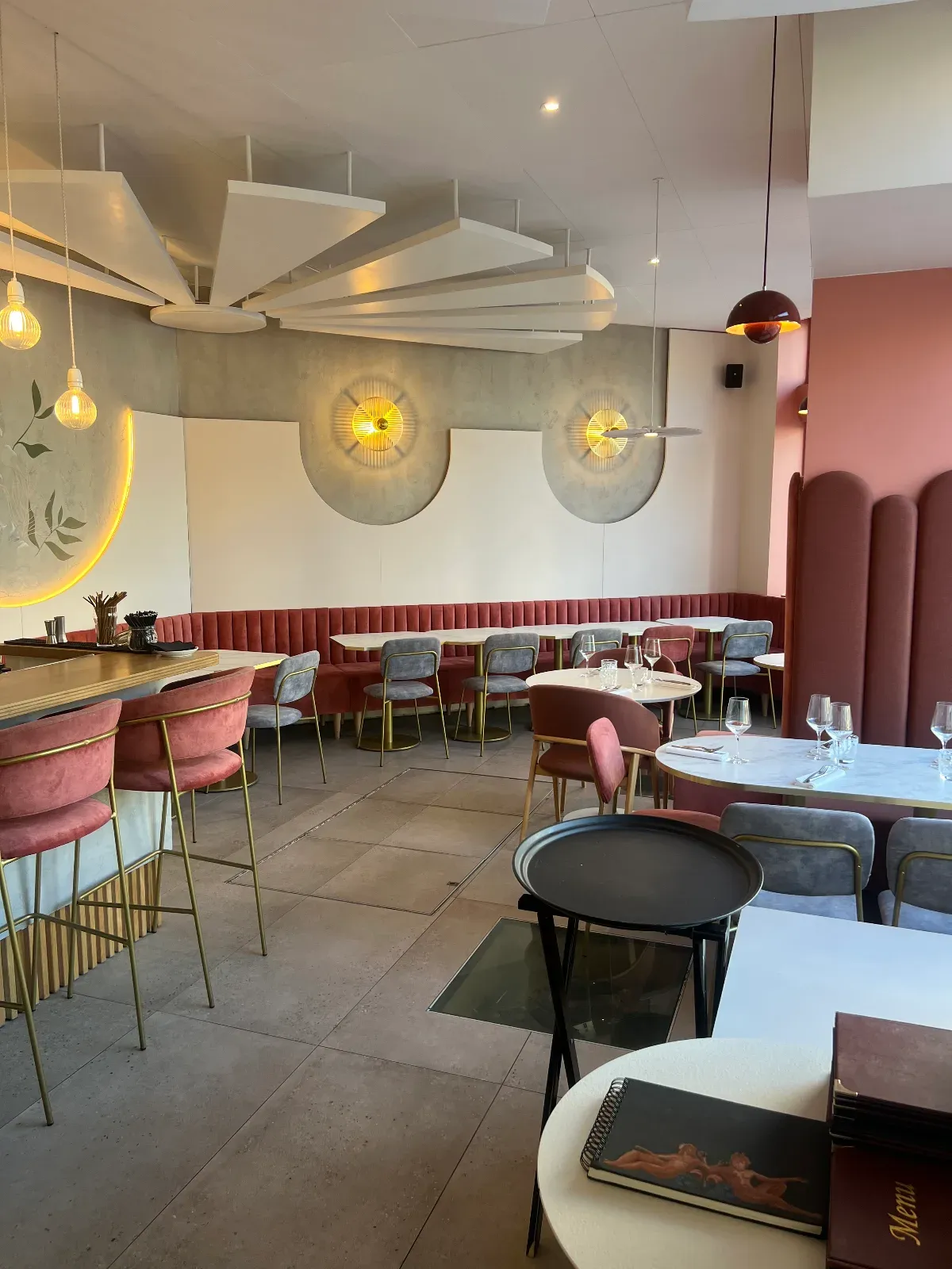 Salle de restaurant cosy, apaisante et lumineuse