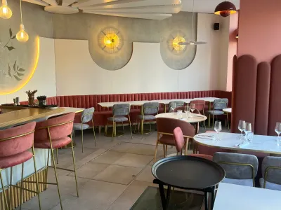 Cosy, soothing and bright dining room