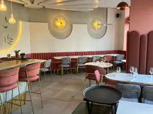 Salle de restaurant cosy, apaisante et lumineuse