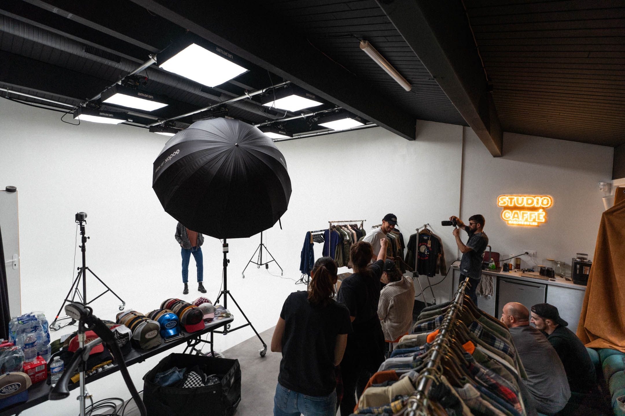 The cyclorama with white or black background