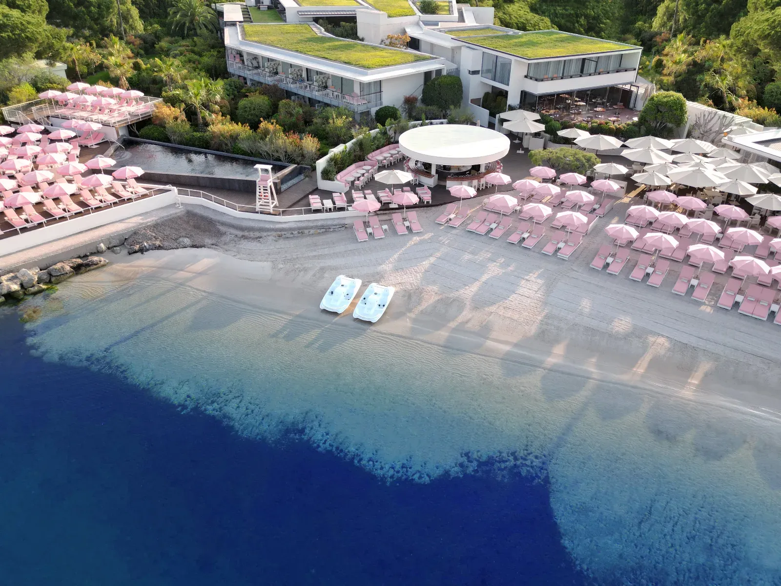 Private beach and restaurant terrace - Between fine sand and sunny terrace