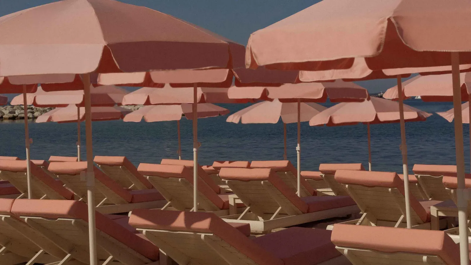 Private beach and restaurant terrace - Between fine sand and sunny terrace