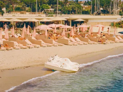 Private beach and restaurant terrace - Between fine sand and sunny terrace