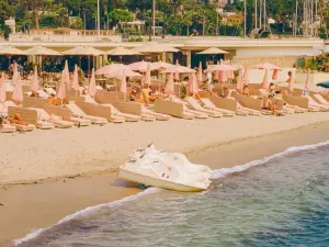 Private beach and restaurant terrace - Between fine sand and sunny terrace