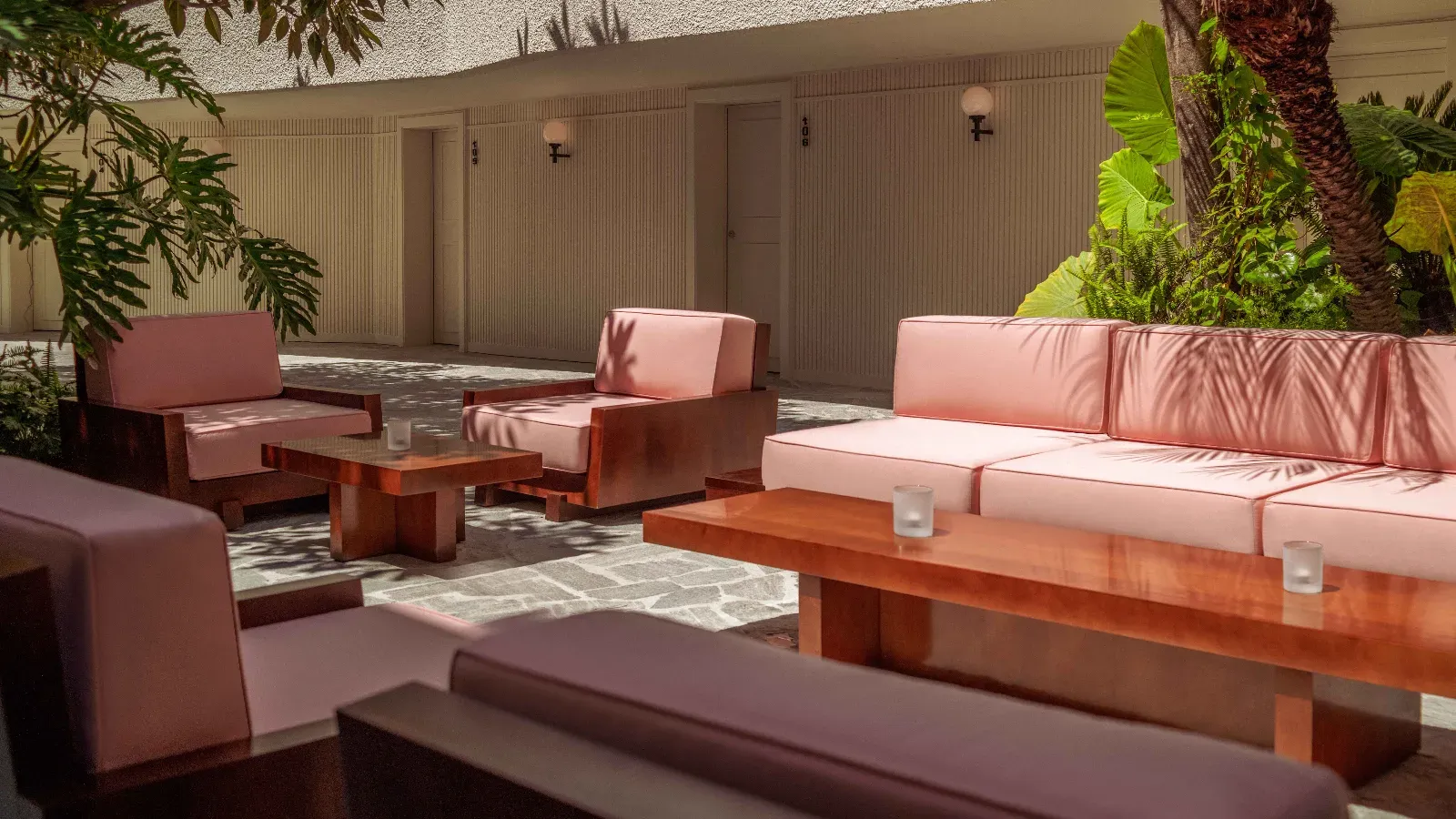 Flexible meeting room and patio area in a renowned hotel