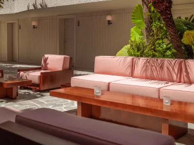 Flexible meeting room and patio area in a renowned hotel