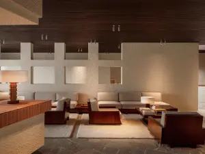Flexible meeting room and patio area in a renowned hotel