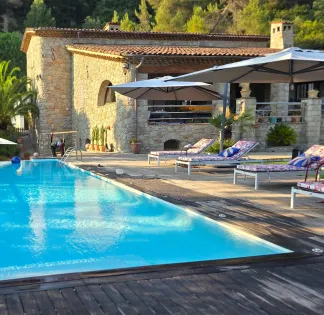 Jardin avec Belle Piscine au sel à débordement