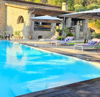 Jardin avec Belle Piscine au sel à débordement