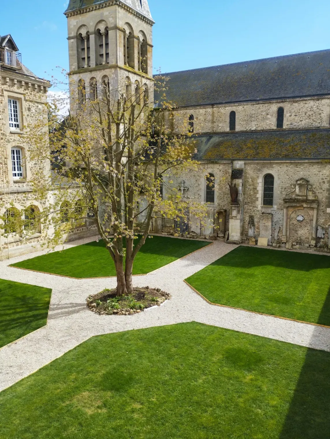 Historic monument set in 8 hectares of parkland in the heart of the Champagne vineyards and the Marne valley