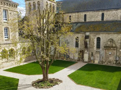 Historic monument set in 8 hectares of parkland in the heart of the Champagne vineyards and the Marne valley