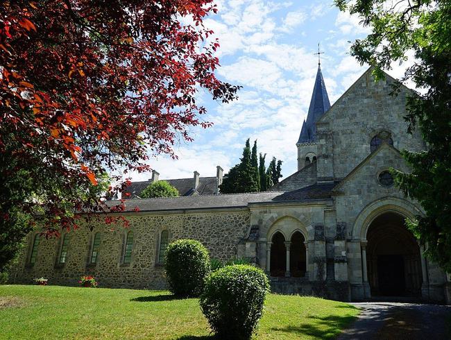 Historic monument set in 8 hectares of parkland in the heart of the Champagne vineyards and the Marne valley