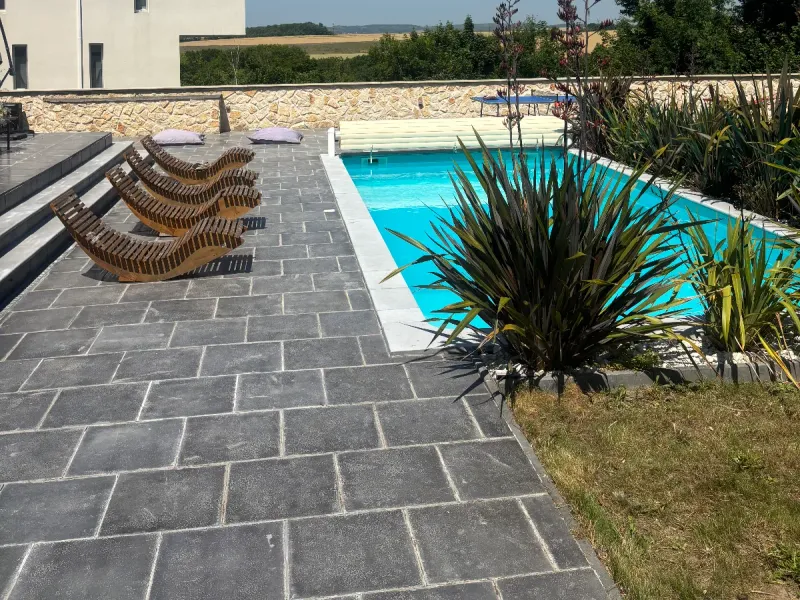Private Garden Venue with Heated Pool in Meulan-en-Yvelines