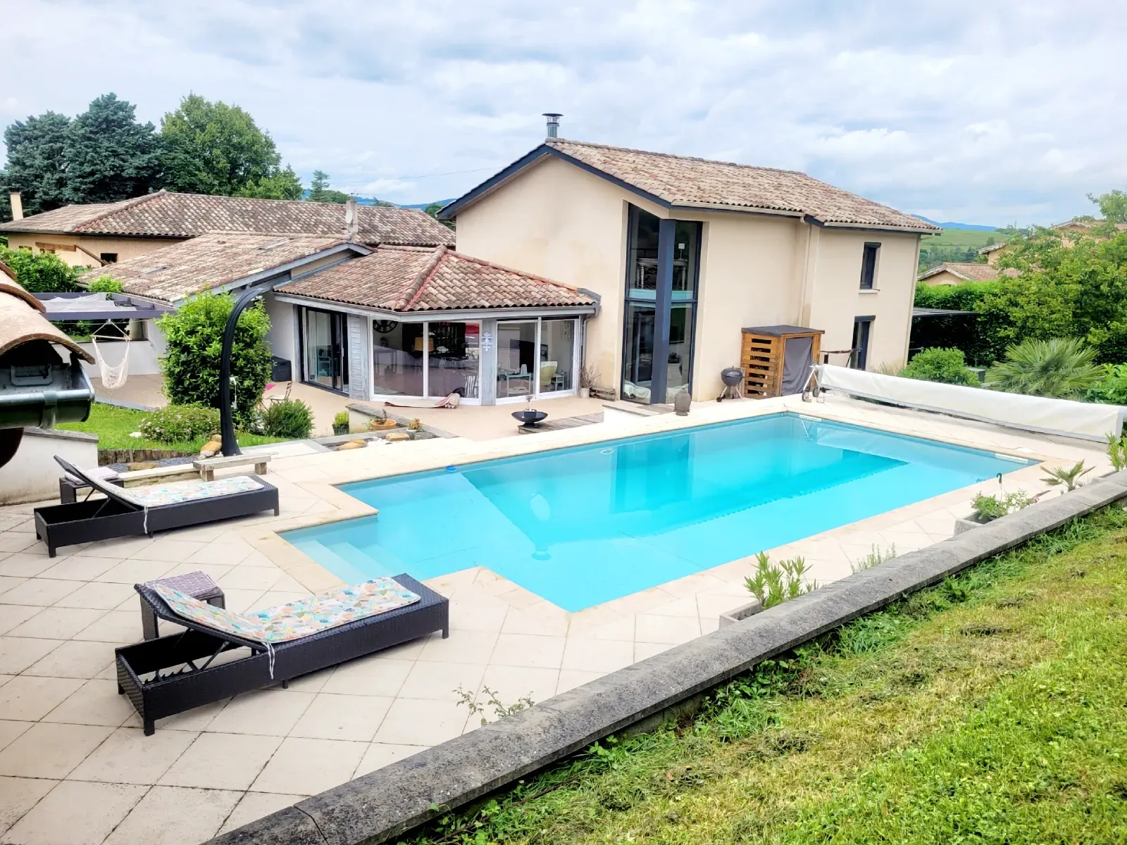 Villa de Luxe dans le Beaujolais avec Piscine pour Événements