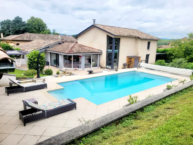 Villa de Luxe dans le Beaujolais avec Piscine pour Événements