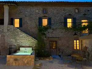 Magnifique Mas Provençal du 18ème siècle près d'Uzès