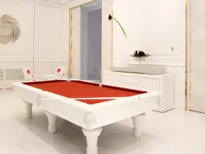Intimate salon for private cocktails