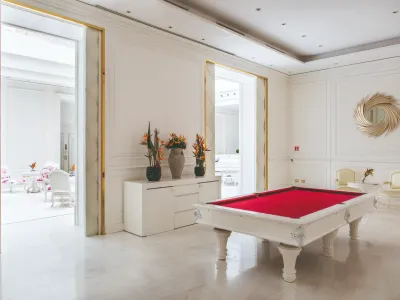 Intimate salon for private cocktails