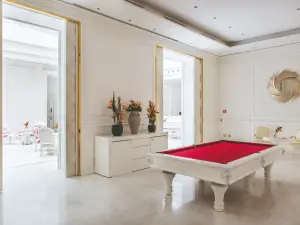 Intimate salon for private cocktails