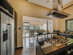 Villa de luxe de 5 suites avec vue sur la mer et piscine privée à Beau Champ