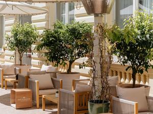Italian Bar Terrace with Mediterranean Flavors in Nice