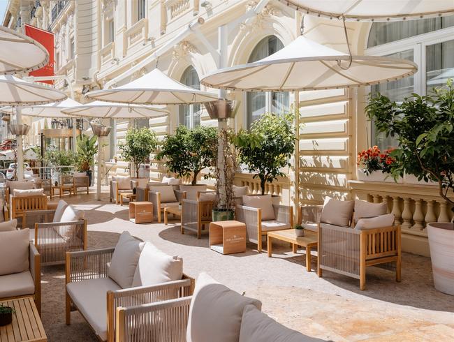 Italian Bar Terrace with Mediterranean Flavors in Nice