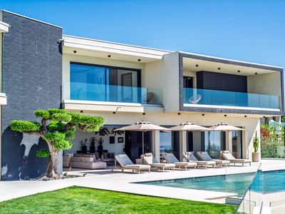 Luxury Contemporary Villa with Sea Views Near Cannes