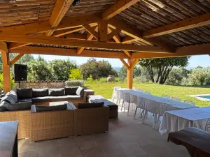 Piscine privée et espace événementiel à Draguignan Idéal pour les séminaires et les fêtes à la journée