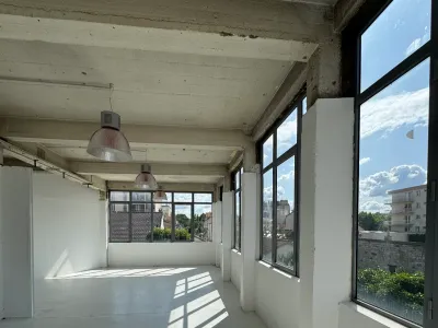 Loft Industriel Lumineux pour Séances Photo & Productions à Alfortville