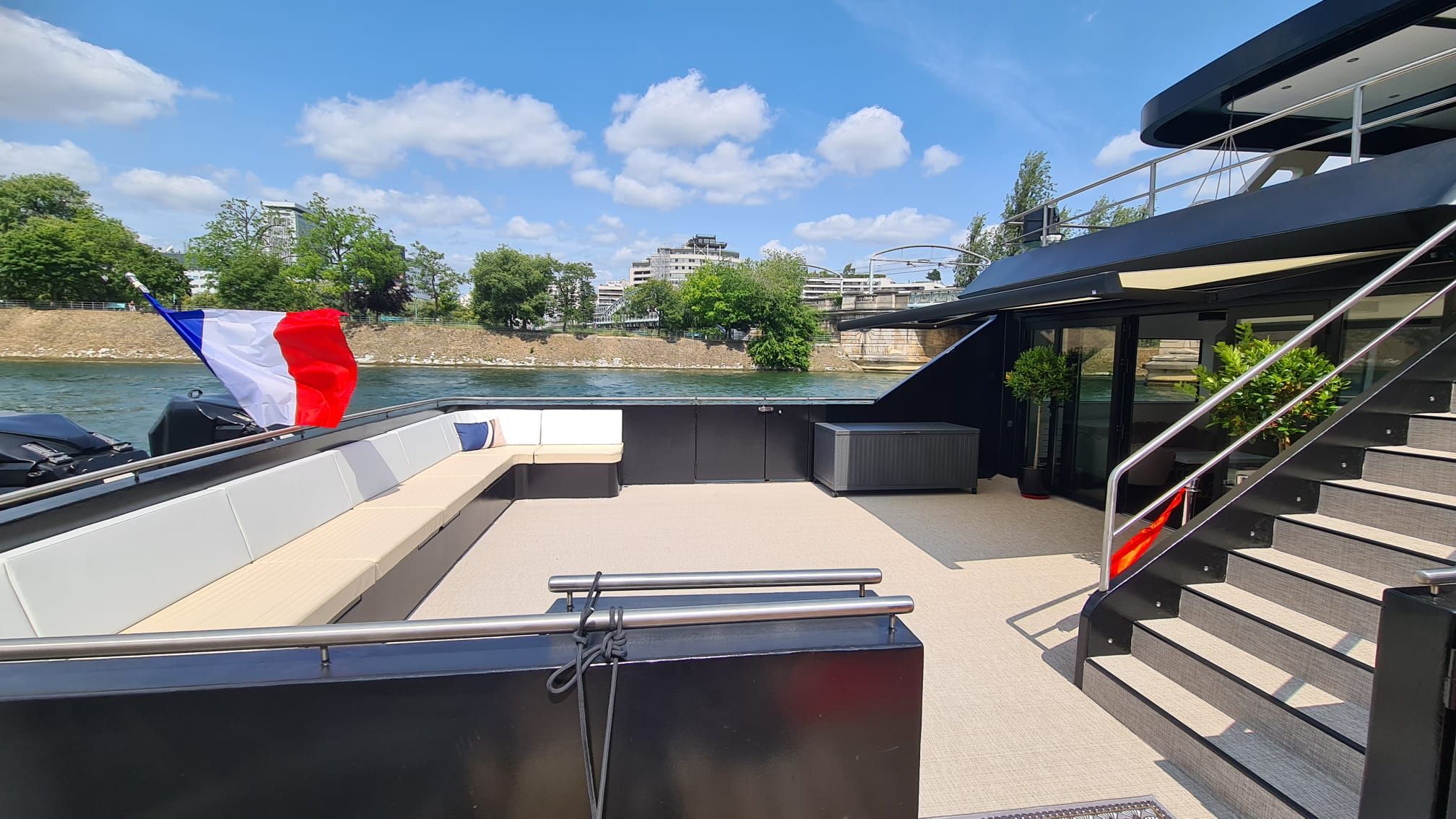 Bateau fluvial électrique zéro émission Événements privés sur la Seine