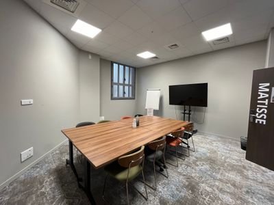 Bright & Confidential Meeting Room for Training & Seminars in Nice