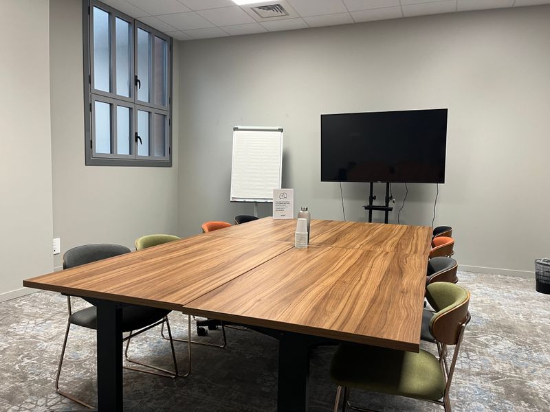 Bright & Confidential Meeting Room for Training & Seminars in Nice