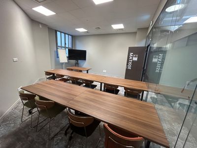 Bright & Confidential Meeting Room for Training & Seminars in Nice