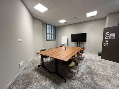 Bright & Confidential Meeting Room for Training & Seminars in Nice