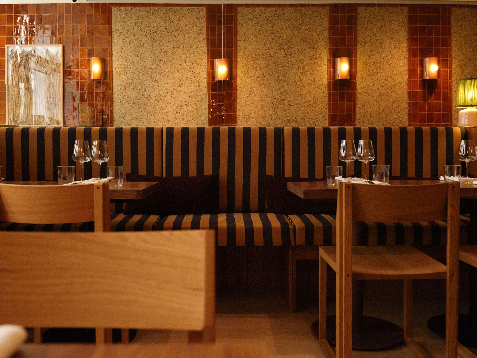 Elegant Parisian Restaurant with Architectural Flair