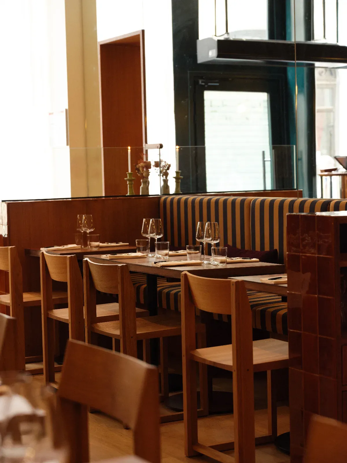 Elegant Parisian Restaurant with Architectural Flair