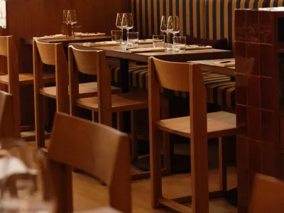 Elegant Parisian Restaurant with Architectural Flair