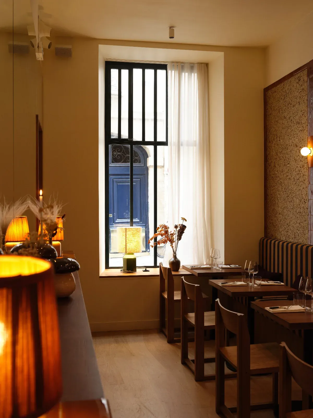 Elegant Parisian Restaurant with Architectural Flair