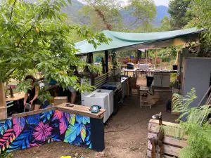 Lieu de retraite dans la nature à Estoher avec vue sur les montagnes et espaces événementiels