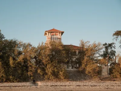 Eco-Friendly Villa Retreat for Intimate Events & Team Building in Lanton