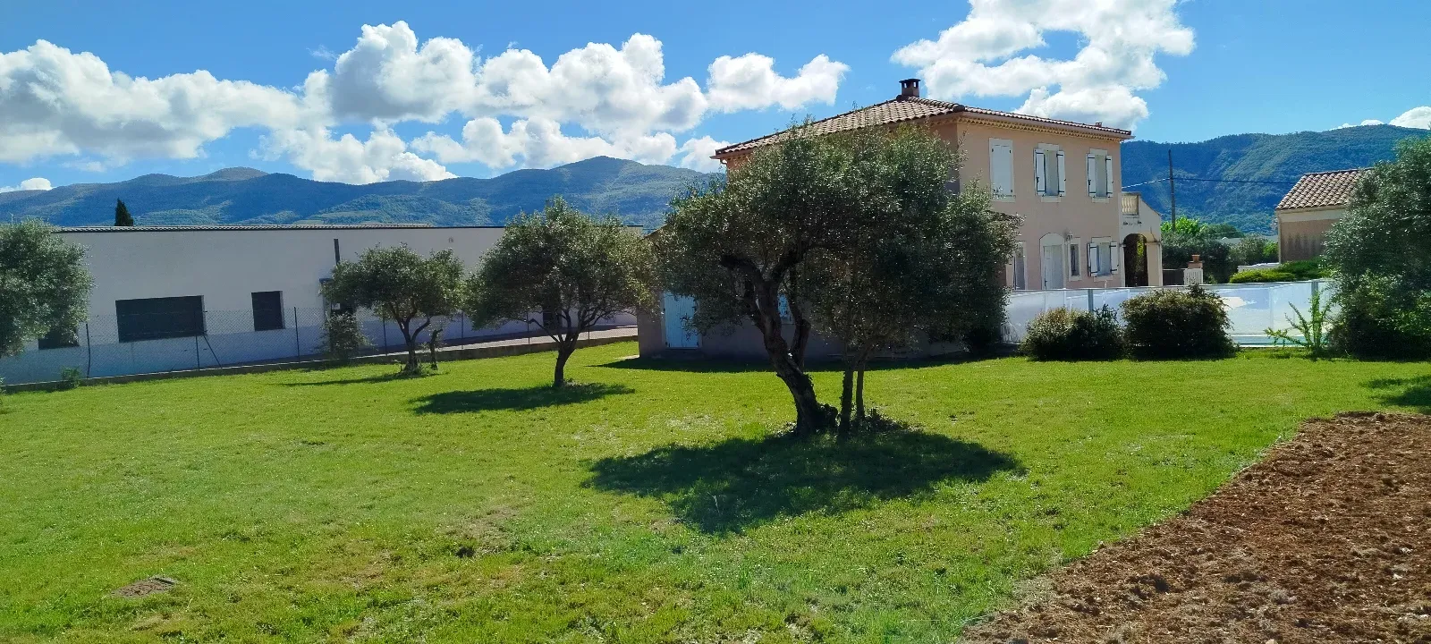 Luxury Villa with Mountain Views for Events in Provence