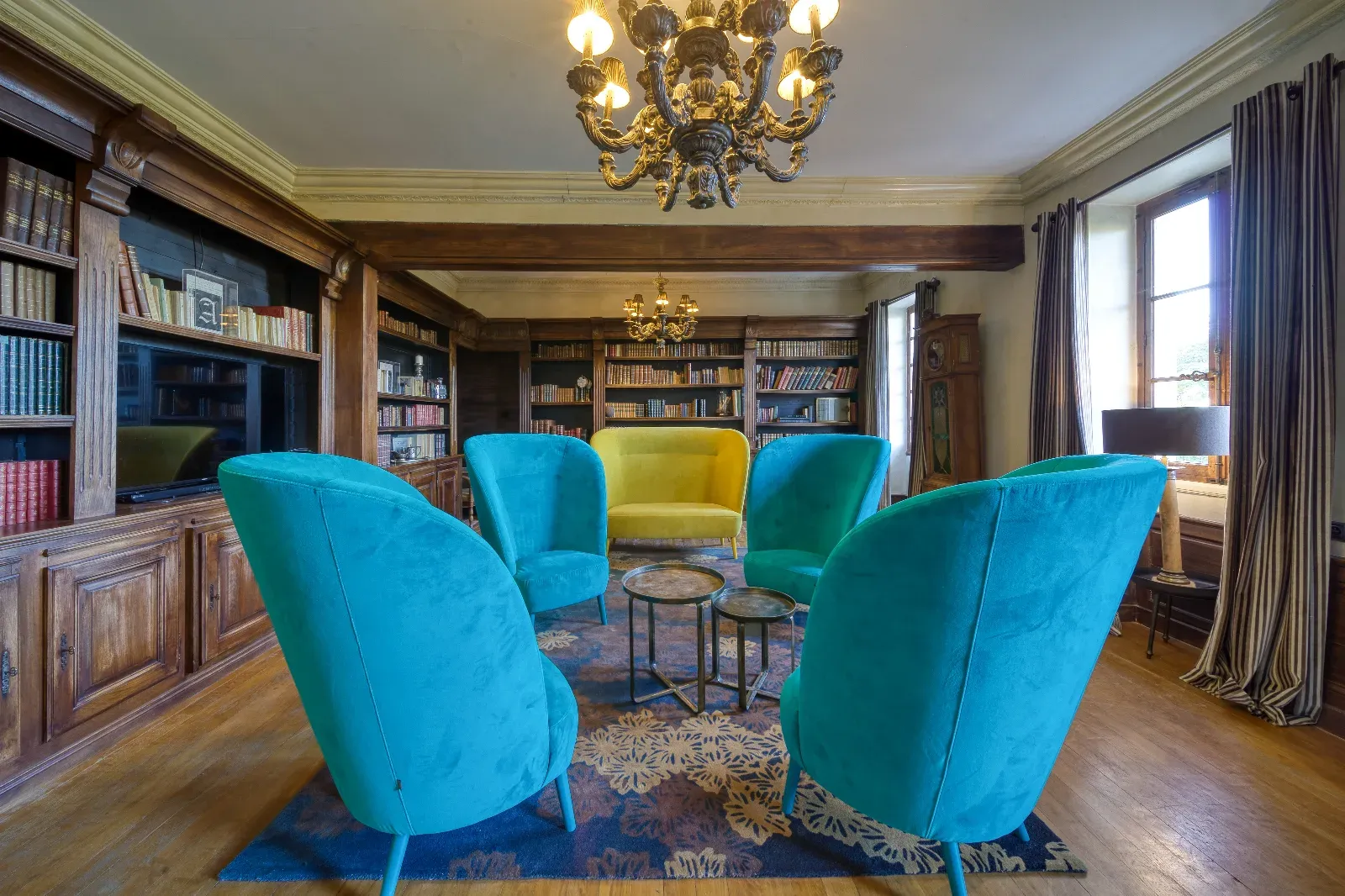 Bibliothèque Charmante pour Événements Intimes en Savoie
