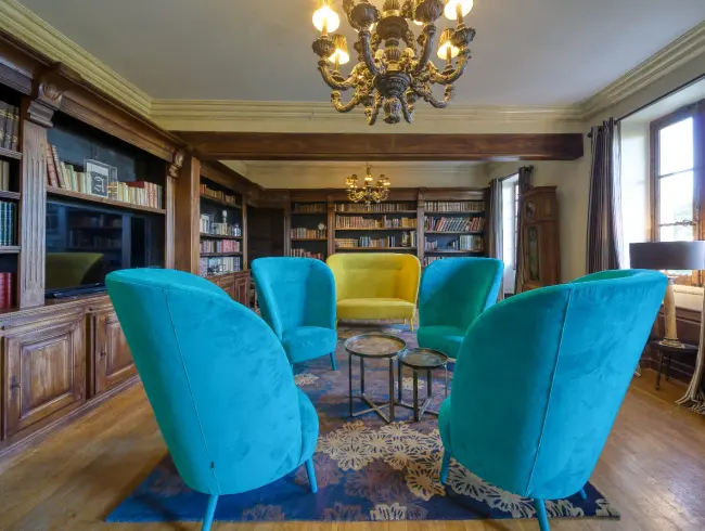 Bibliothèque Charmante pour Événements Intimes en Savoie