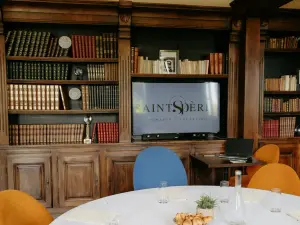 Bibliothèque Charmante pour Événements Intimes en Savoie