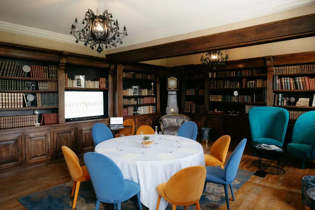Bibliothèque Charmante pour Événements Intimes en Savoie