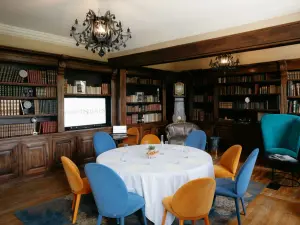 Bibliothèque Charmante pour Événements Intimes en Savoie