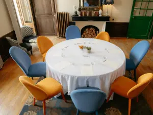 Bibliothèque Charmante pour Événements Intimes en Savoie