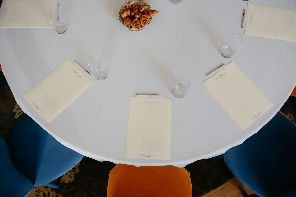 Bibliothèque Charmante pour Événements Intimes en Savoie