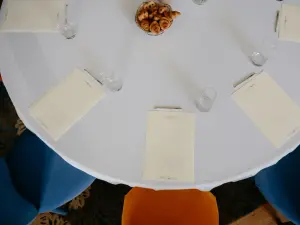 Bibliothèque Charmante pour Événements Intimes en Savoie