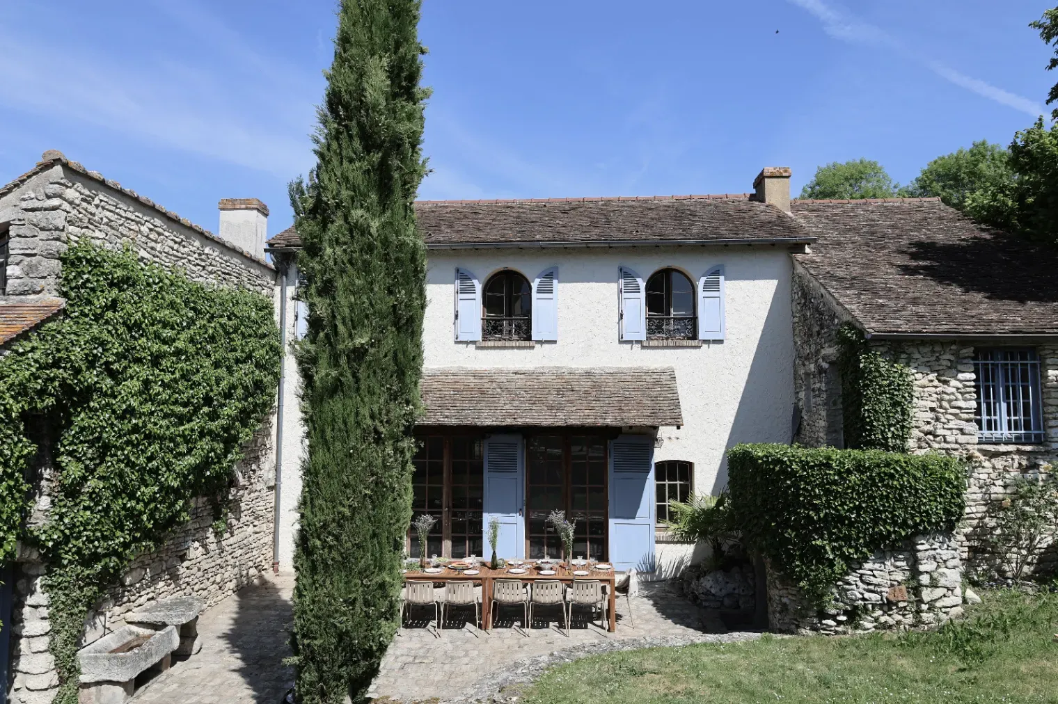 Terrace, garden and swimming pool in a renovated estate for seminars